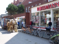 Bild 0 von Rossmann wirbt mit Angeboten, die es auf den Inseln nicht gibt