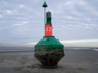 Bild 0 von Fahrwassertonne soll schnellstmöglich wieder vom Strand