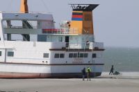 Bild 2 von „Frisia II“ musste einen Tag auf dem Trockenen liegen