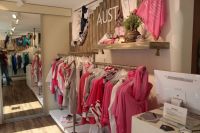 Bild 1 von Pino ist der Liebling in der neuen Aust-Boutique auf Juist