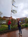 Bild 2 von Und der Maibaum steht doch auf dem Juister Kurplatz!!