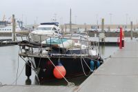 Bild 0 von Auf Juist gestrandeter Segler liegt jetzt im Norddeicher Hafen