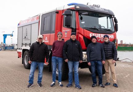 Bild 0 von Hilfeleistungslöschfahrzeug der Feuerwehr eingetroffen